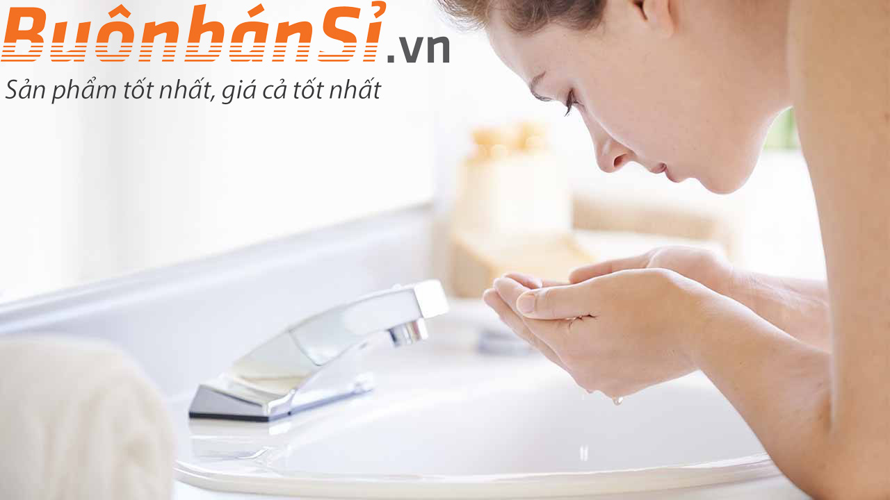 Chăm sóc làn da bằng rửa mặt với nước ấm