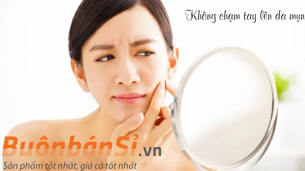 Tránh dùng tay tiếp xúc với da mụn