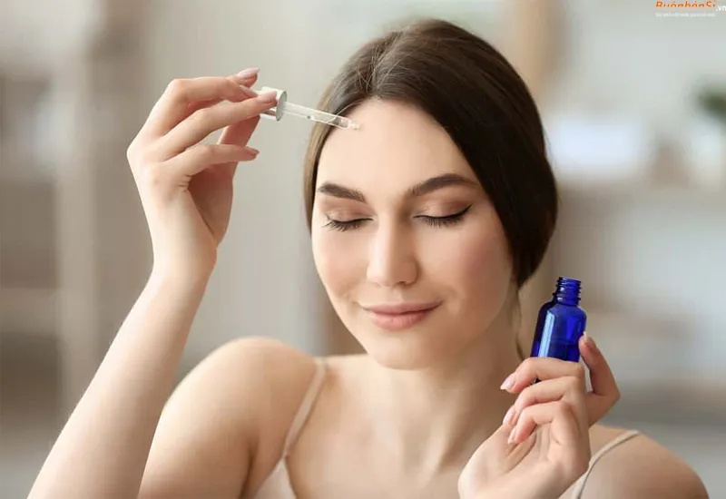 thoa serum đặc trị vào chu trình chăm sóc da dầu